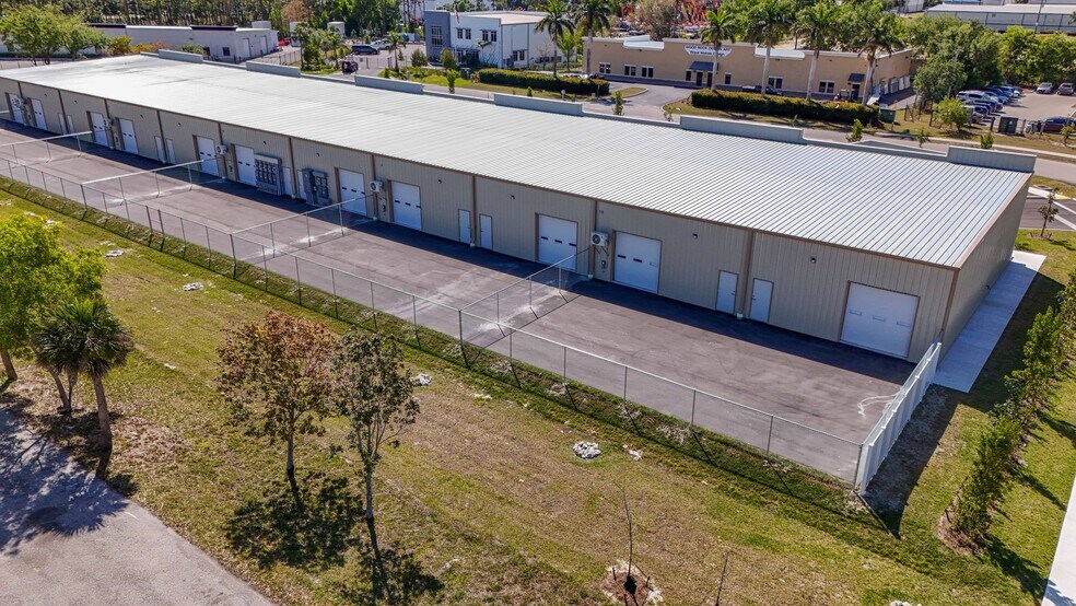 More Photos Of 6551 Corporate Park Cir, Fort Myers Warehouse For Lease