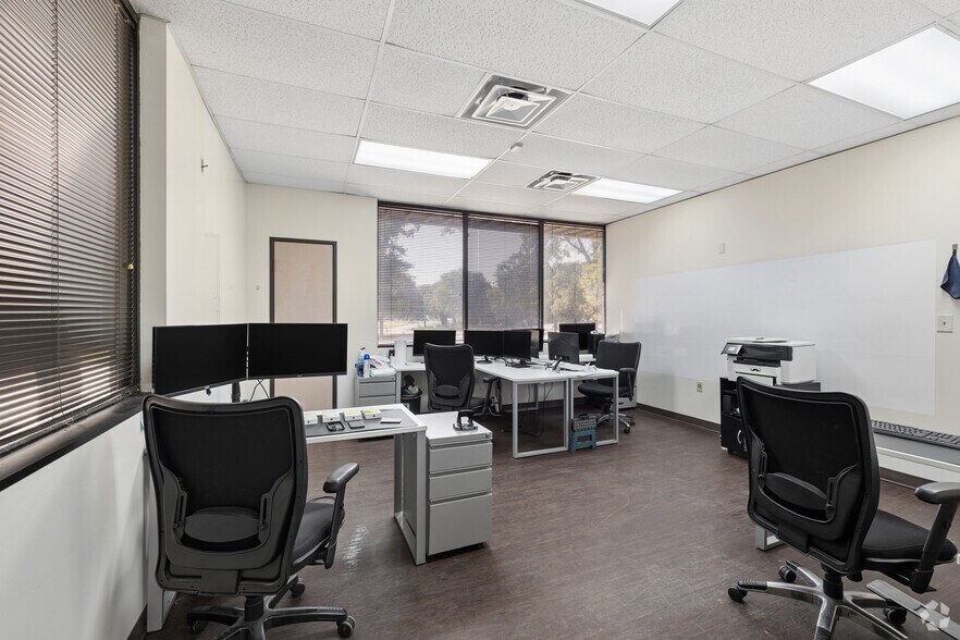 More Photos Of 801-815 Greenview Dr, Grand Prairie Unknown For Lease