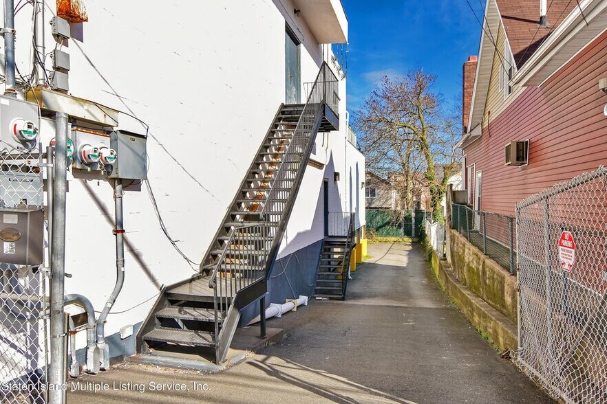 More Photos Of 4022 Hylan Blvd, Staten Island Storefront Retail Residential For Lease