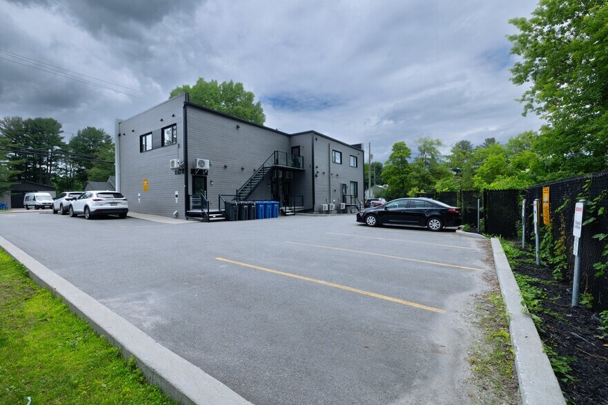 More Photos Of 262 Ch Des Anglais, Mascouche Storefront Retail Residential For Sale