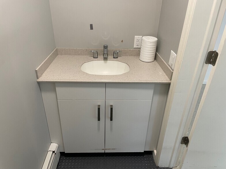 More Photos Of 465 W Main St, Wyckoff Warehouse For Lease