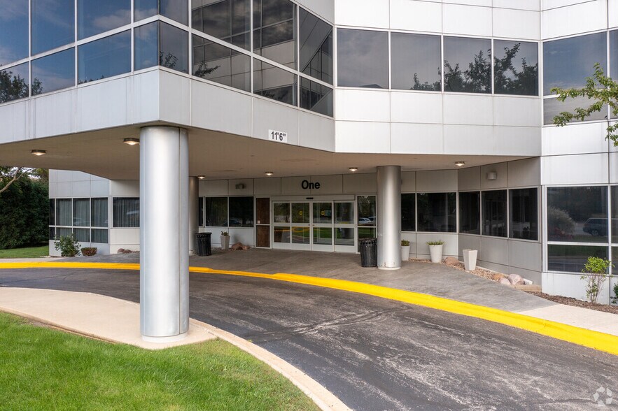 More Photos Of 1 TransAm Plaza Dr, Oakbrook Terrace Office For Sale
