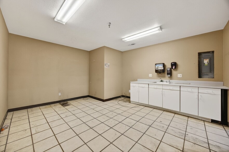 More Photos Of 2261 W Cornell Ave, Englewood Warehouse For Lease