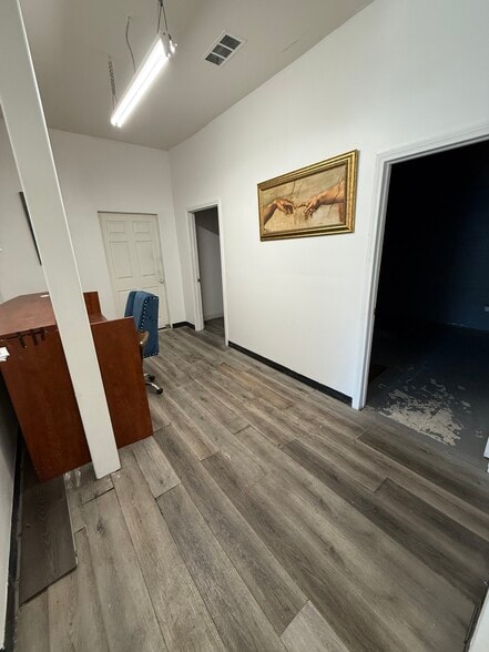 More Photos Of 14529 Archwood St, Van Nuys Storefront Retail Office For Lease