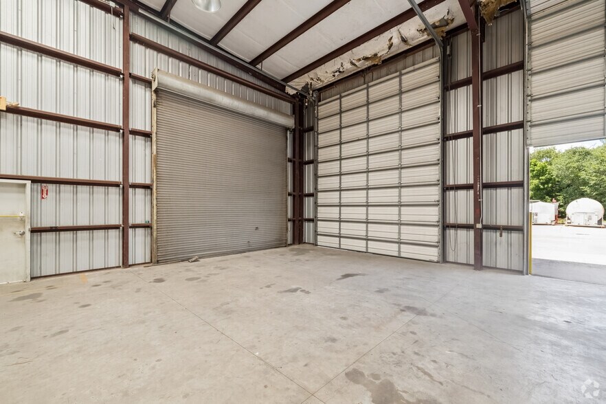 More Photos Of 12050 Proctor St, Houston Warehouse For Lease