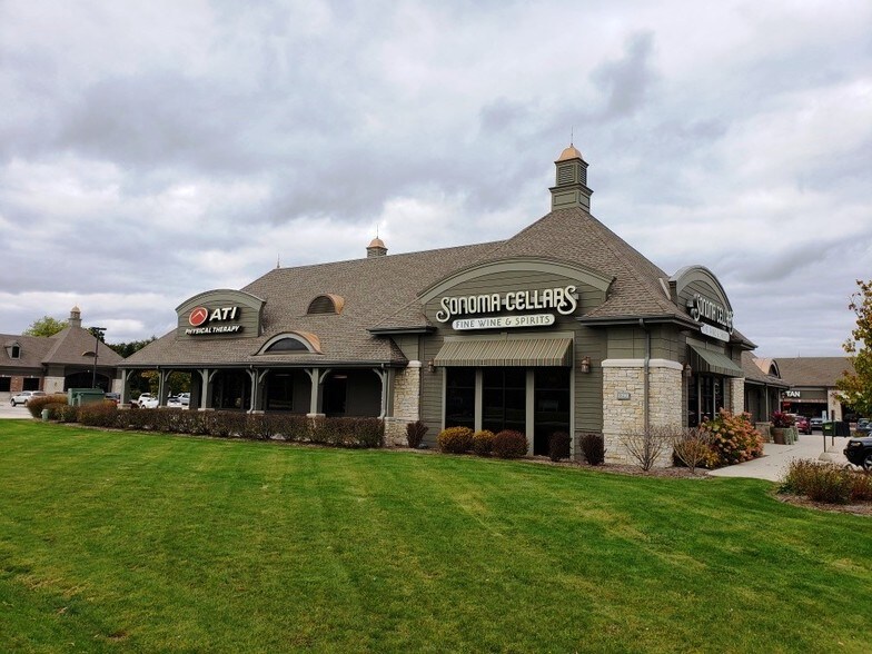 More Photos Of 1290 N Summit Ave, Oconomowoc General Retail For Lease