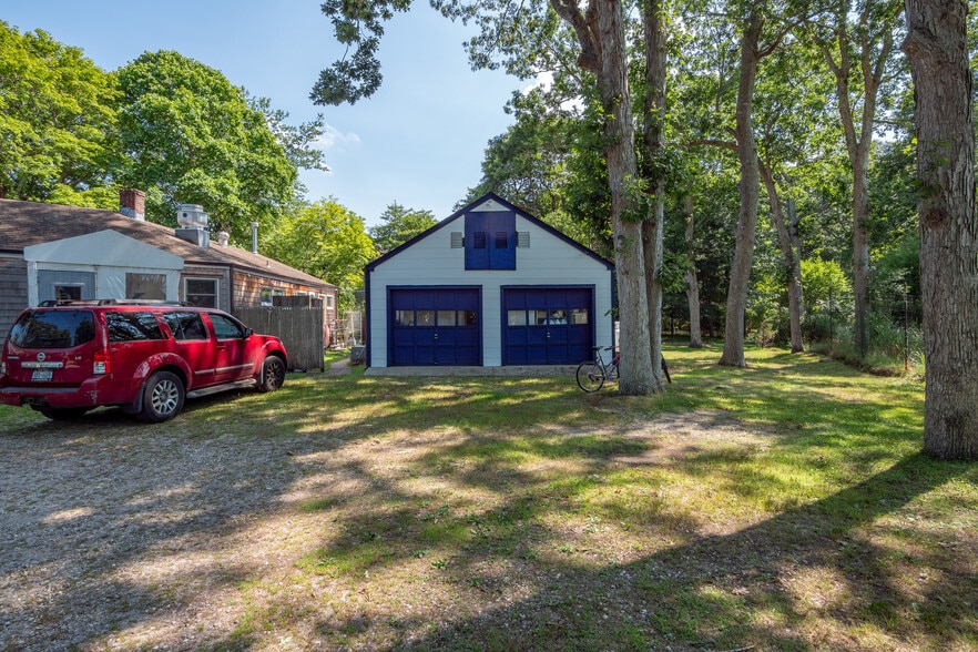 More Photos Of 472 Old Stone Hwy, East Hampton Storefront Retail Residential For Sale