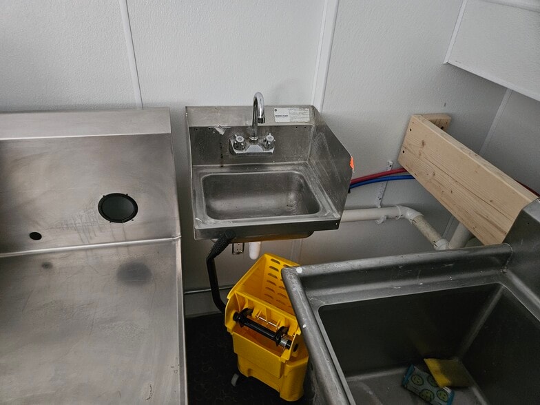 More Photos Of 25 Main St, Plymouth General Retail For Lease