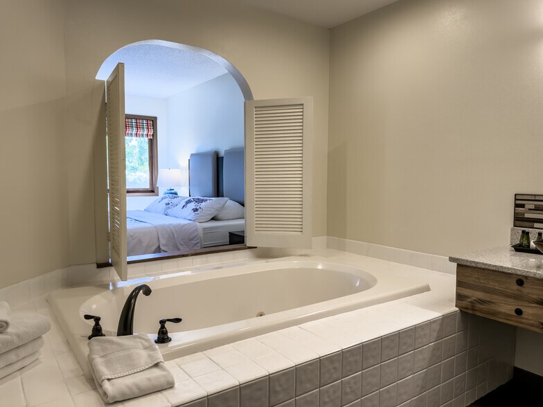 More Photos Of 855 N 5th St, Custer Hotel For Sale
