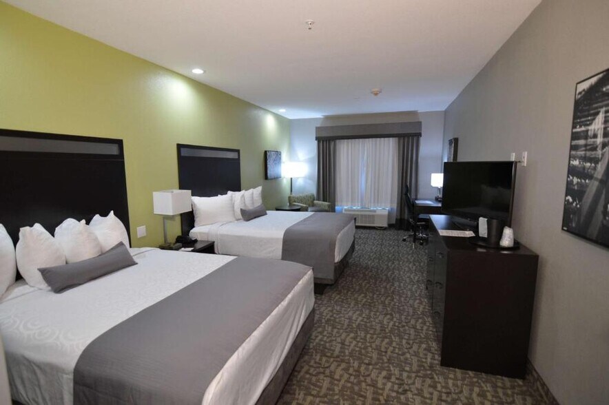 More Photos Of 501 7th St, Bay City Hotel For Sale