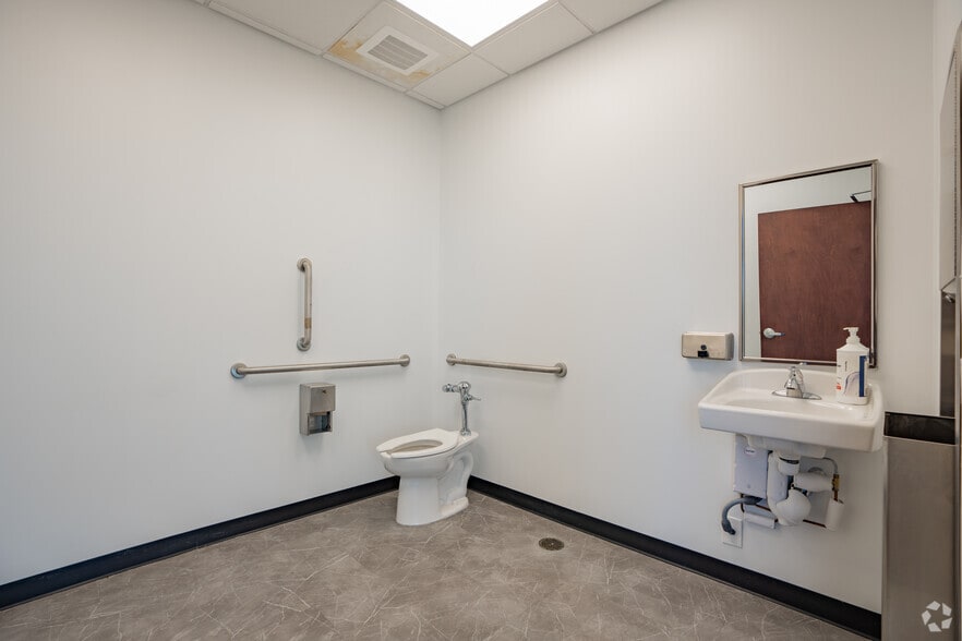 More Photos Of 2400 Stateline Rd W, Southaven Distribution For Lease