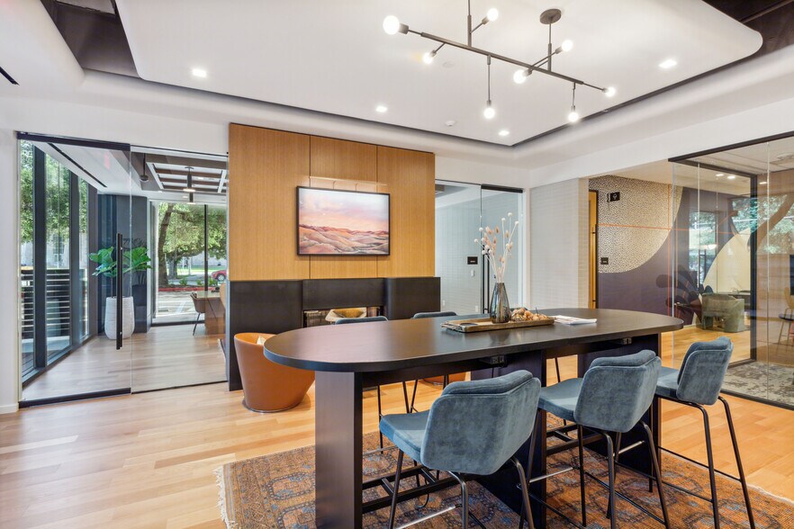 More Photos Of 811 Barton Springs Rd, Austin Office For Lease