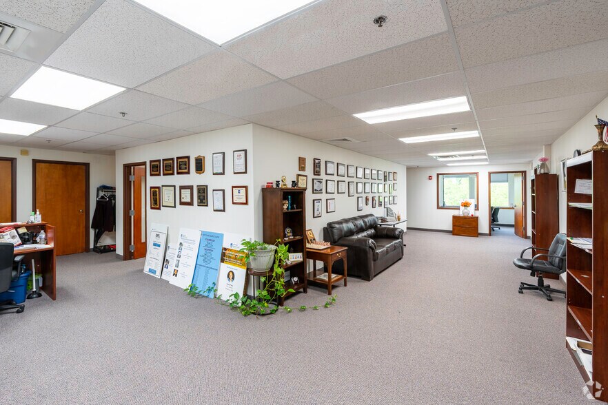 More Photos Of 28 Lord Rd, Marlborough Office For Lease