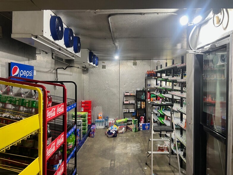 More Photos Of 1990 Dixie Hwy, Hamilton Flex For Sale