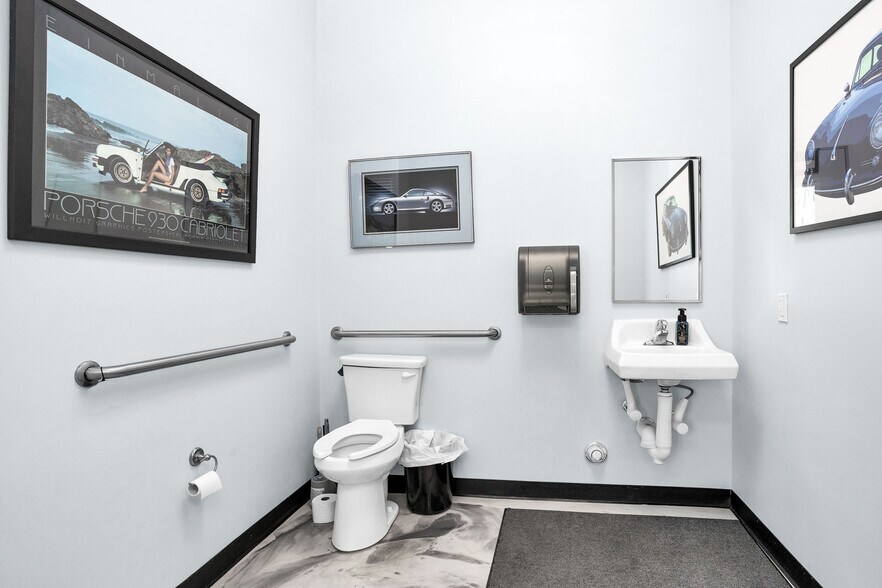 More Photos Of 1308 N Frazier St, Conroe Service For Sale