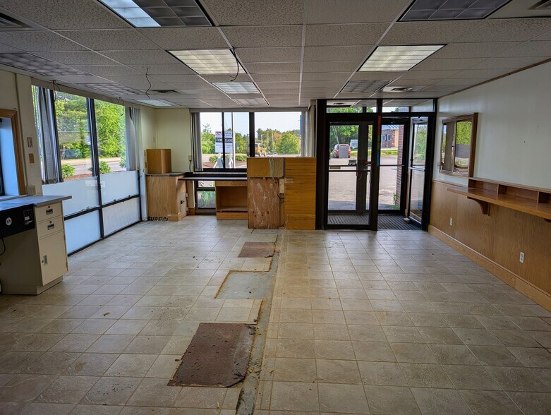 More Photos Of 55 Congress Ave, Bath Freestanding For Lease