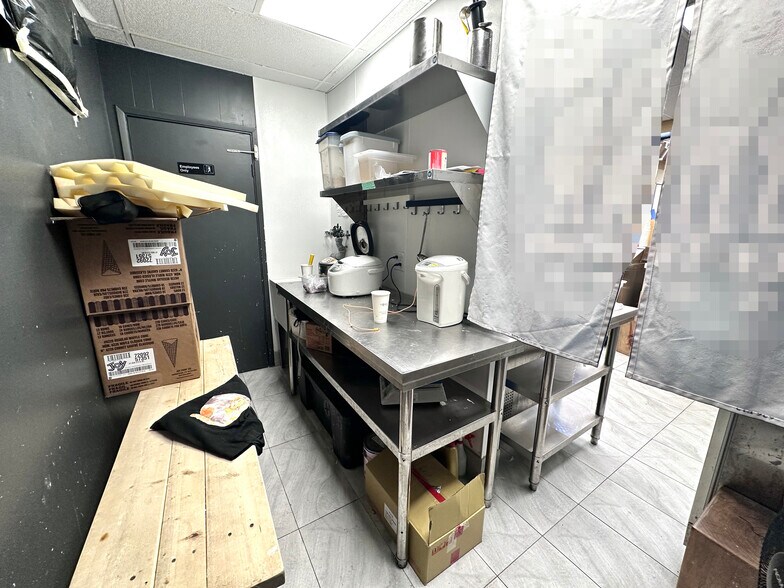 More Photos Of 4611 Kingsway, Burnaby General Retail For Lease