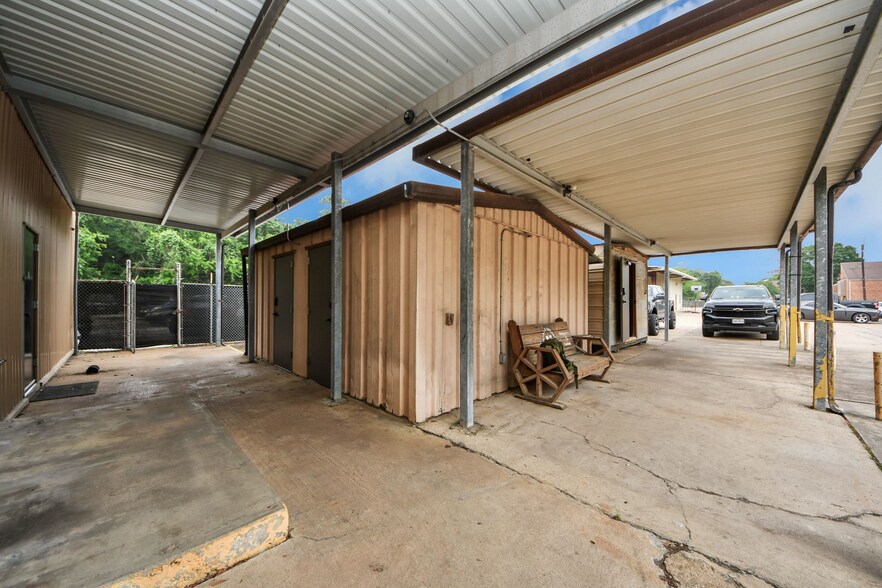 More Photos Of 10814 Woodedge Dr, Houston Warehouse For Sale