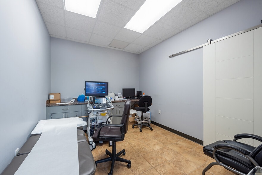 More Photos Of 107-113 Woodlawn Dr, Friendswood Medical For Sale