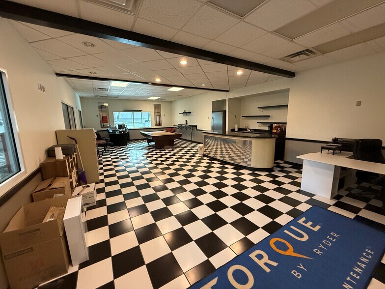 More Photos Of 10110 E 46th Pl, Tulsa Service For Lease