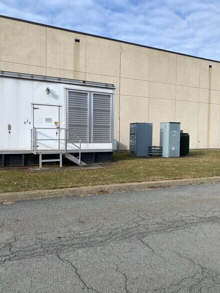 More Photos Of 45 Commerce Dr, Waverly Distribution For Sale