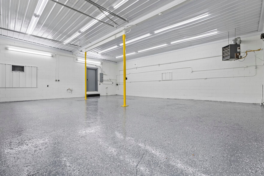 More Photos Of 506 N Main St, Winchester Light Distribution For Sale