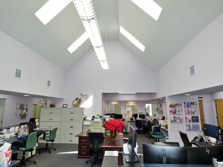 More Photos Of 6934 Elaine Dr, Niagara Falls Office For Sale