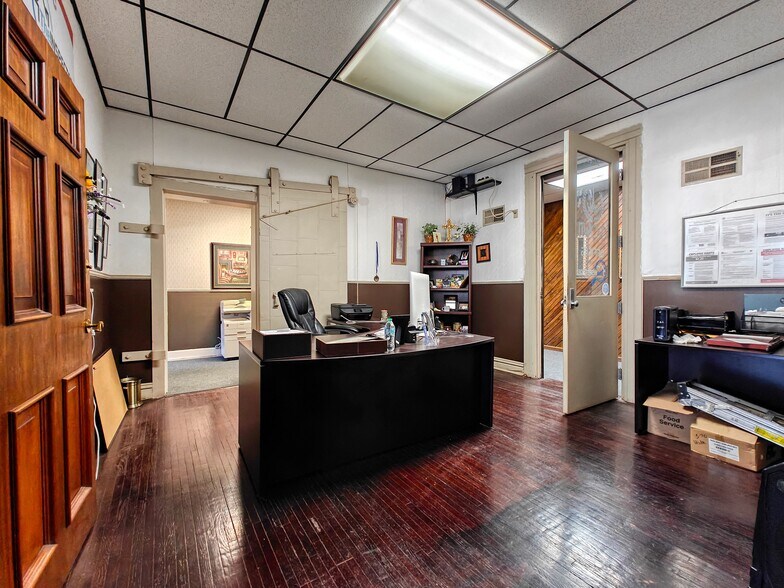 More Photos Of 121 N Poplar St, Paris Storefront Retail Residential For Sale