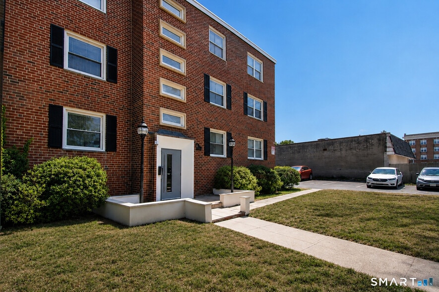 More Photos Of 18 Sherman St, Hartford Apartments For Sale