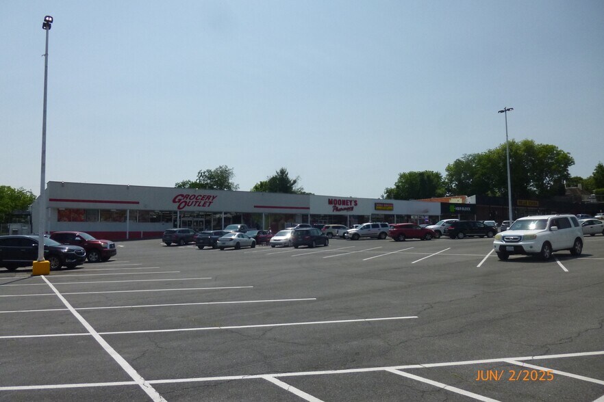 More Photos Of 1103-1115 N Roan St, Johnson City Supermarket For Sale