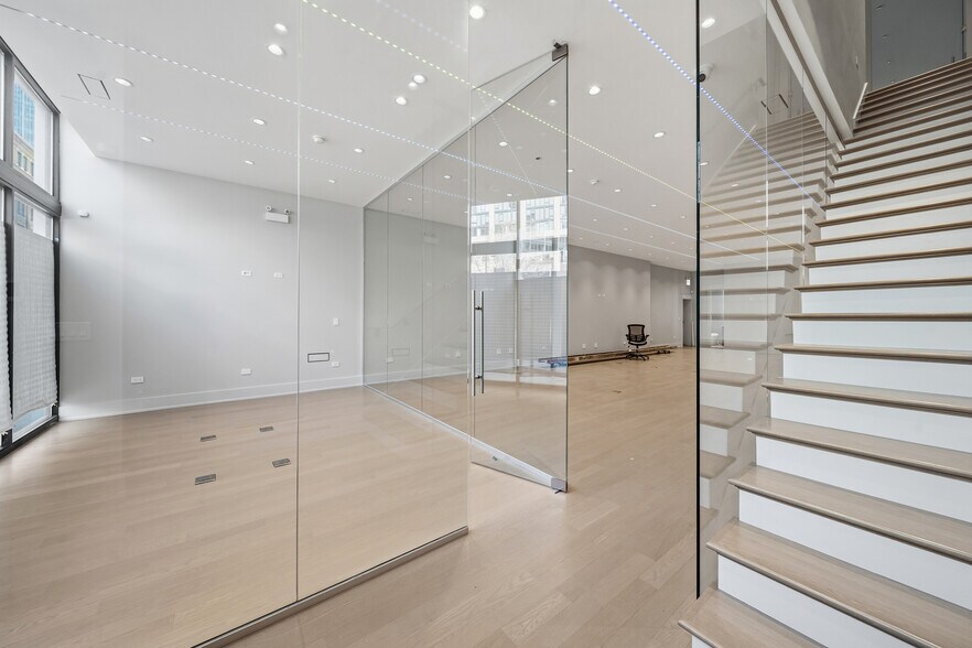 More Photos Of 619 W Randolph St, Chicago Restaurant For Sale