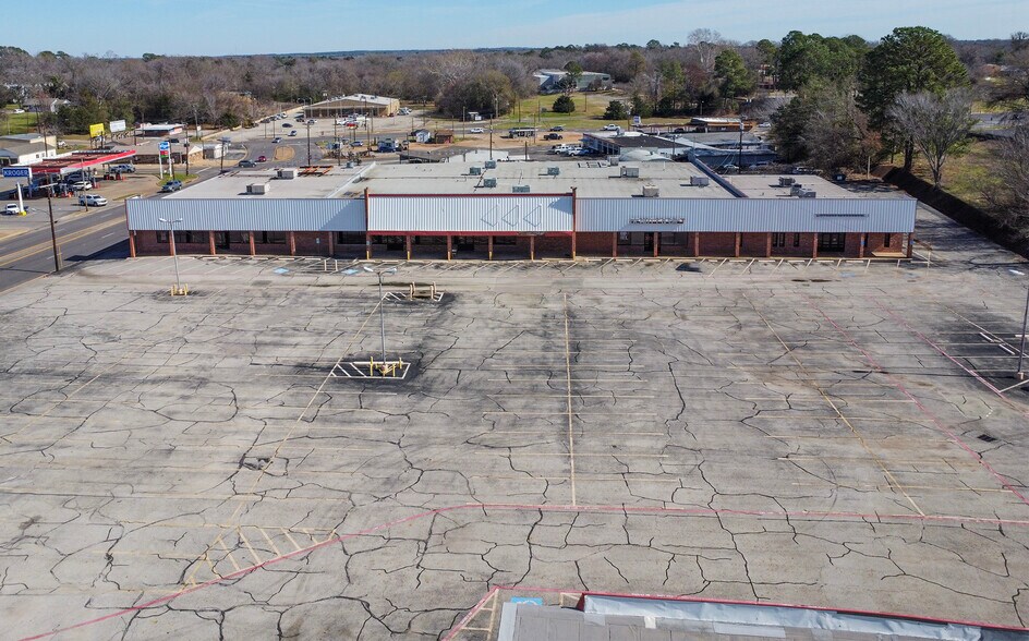 More Photos Of 315-330 E Spring St, Palestine Unknown For Lease