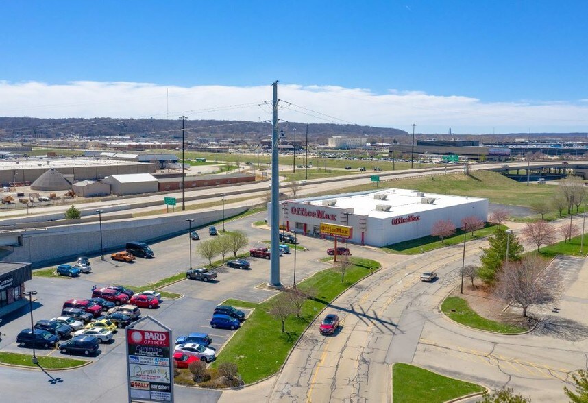 More Photos Of 200 Riverside Dr, East Peoria Freestanding For Lease