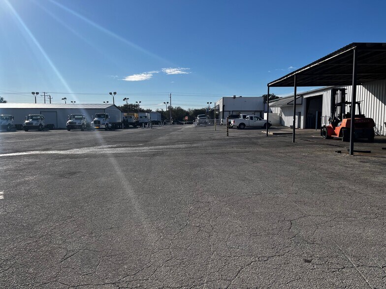 More Photos Of 2900 James L Redman Pky, Plant City Freestanding For Sale
