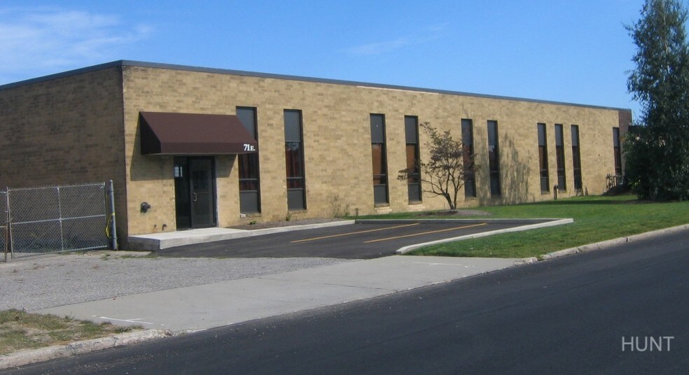 Primary Photo Of 71 E Industry Ct, Deer Park Warehouse For Lease