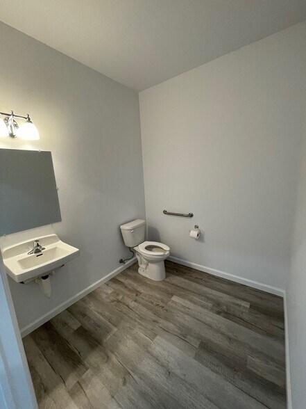 More Photos Of 6840-6848 28th Street Cir E, Sarasota Industrial For Lease