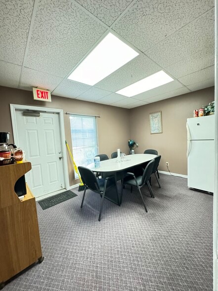 More Photos Of 4380 N Oak Tfwy, Kansas City Loft Creative Space For Sale