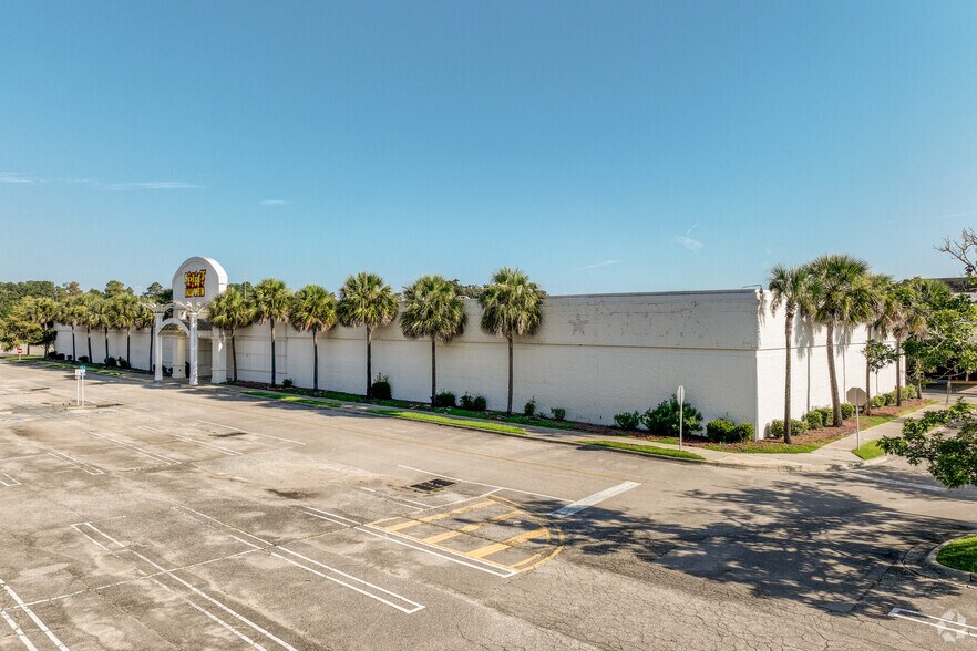More Photos Of 1500 Apalachee Pky, Tallahassee Department Store For Lease