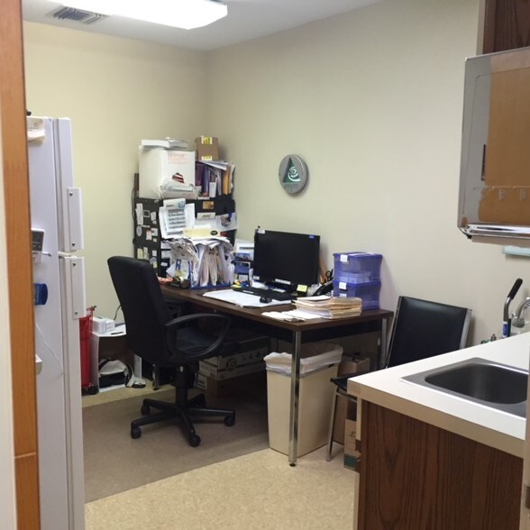 More Photos Of 920 Lawn Ave, Sellersville Medical For Sale