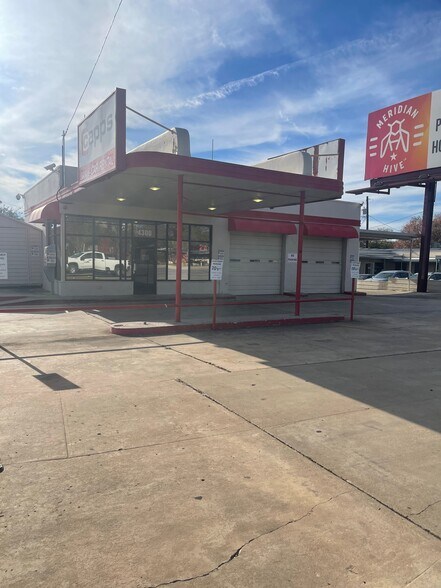 More Photos Of 4300 Airport Blvd, Austin Auto Dealership For Sale