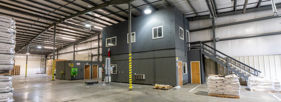 More Photos Of 515 S Main St, Fremont Warehouse For Lease