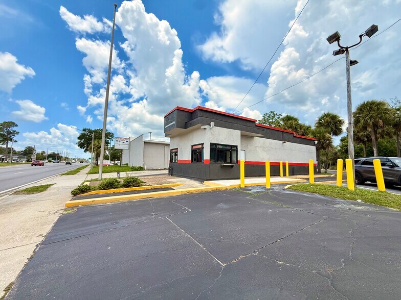 More Photos Of 7411 103rd St, Jacksonville Fast Food For Lease