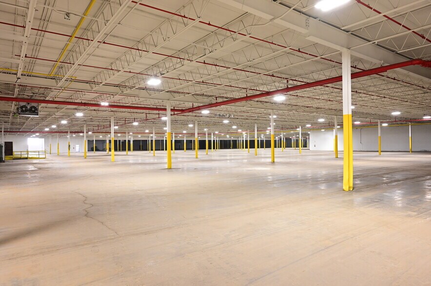 More Photos Of 7130 Krick Rd, Walton Hills Warehouse For Lease