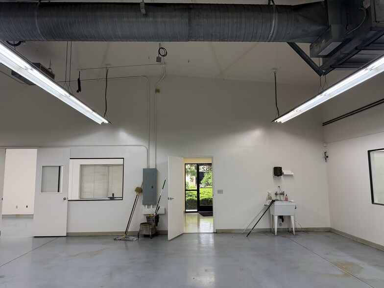 More Photos Of 552 Hi Tech Pky, Oakdale Warehouse For Lease