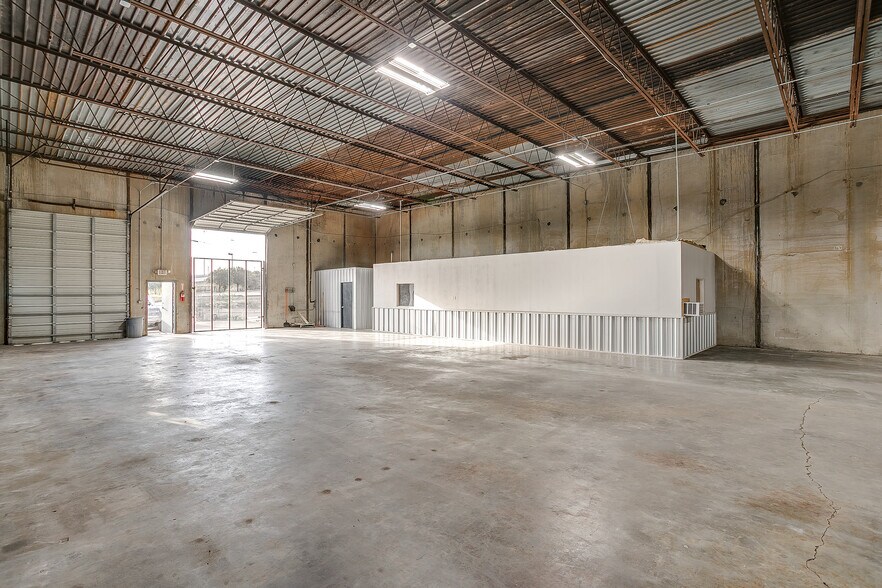 More Photos Of 1008 E 11th St, Fort Worth Warehouse For Lease