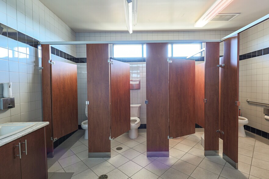 More Photos Of 971 E Broadway Ave, Atwater Office For Lease