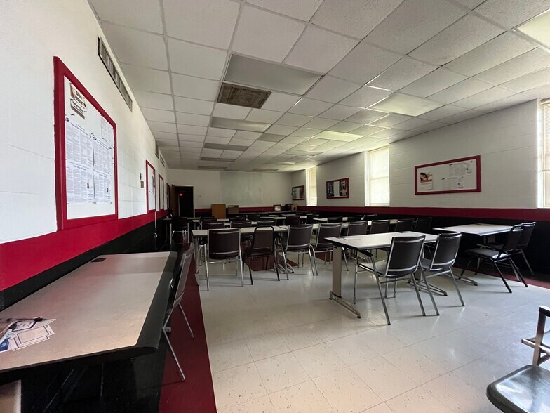 More Photos Of 6415 Lakeview Rd, Charlotte Unknown For Lease