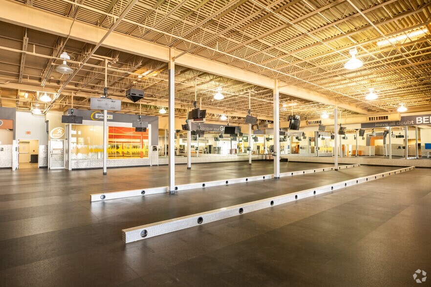 More Photos Of 12400 N Interstate 35, Austin Veterinarian Kennel For Sale