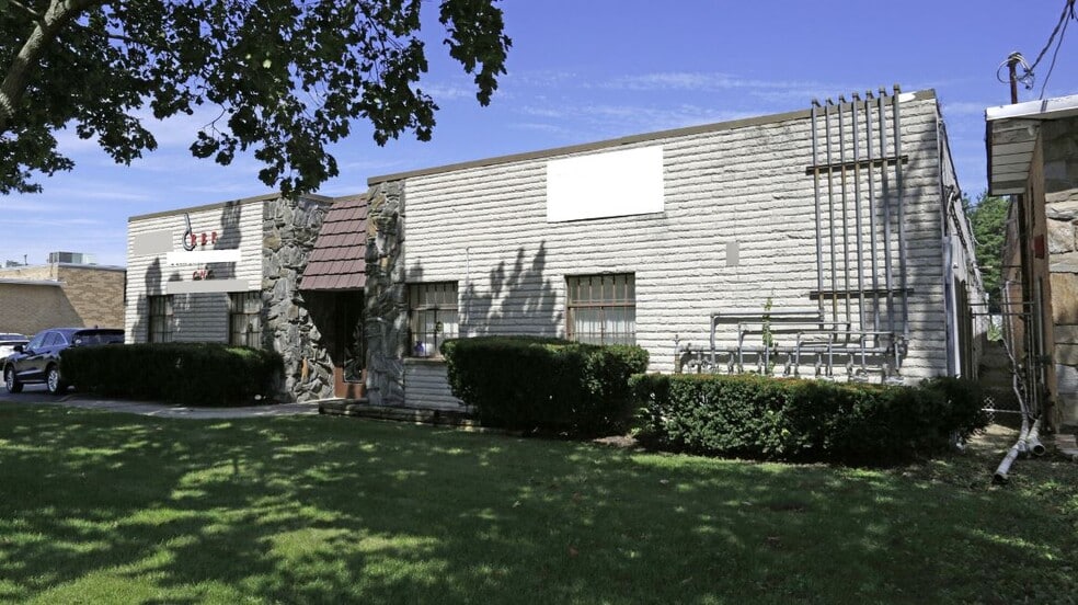 More Photos Of 517 Acorn St, Deer Park Manufacturing For Sale