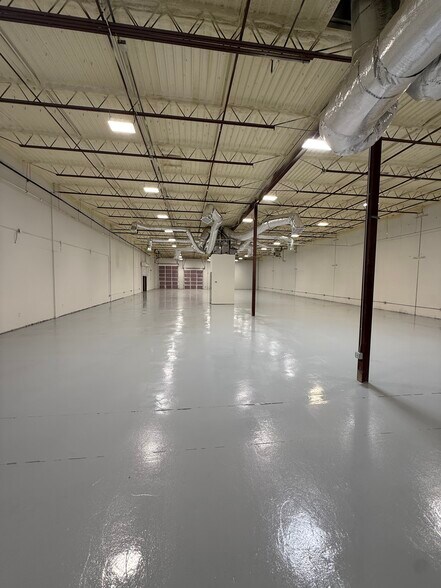 More Photos Of 10823 Sanden Dr, Dallas Flex For Lease